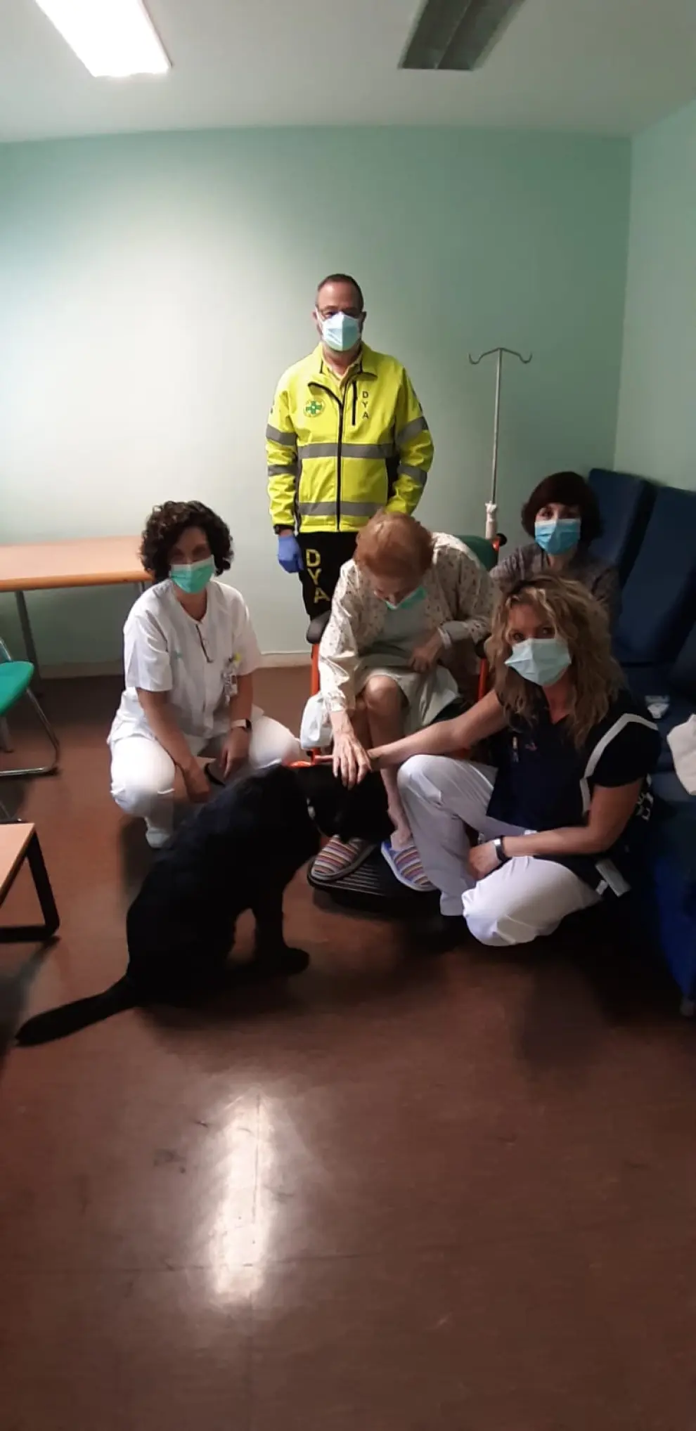 Reencuentro de Soledad y su perro guía en el hospital Miguel Servet