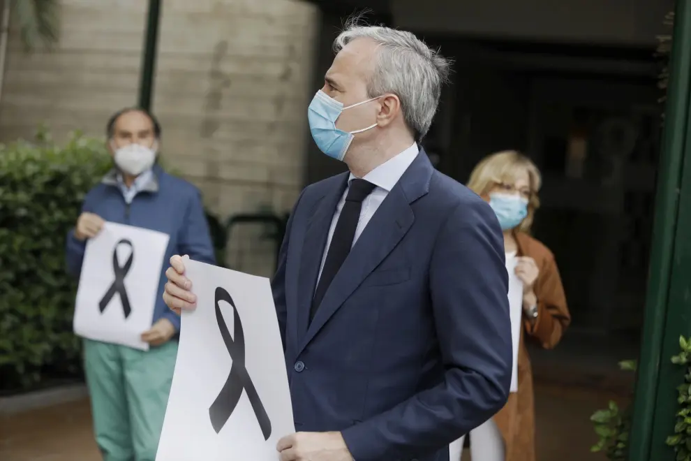 En Zaragoza se han guardado dos minutos de silencio por los sanitarios fallecidos durante la crisis del coronavirus.