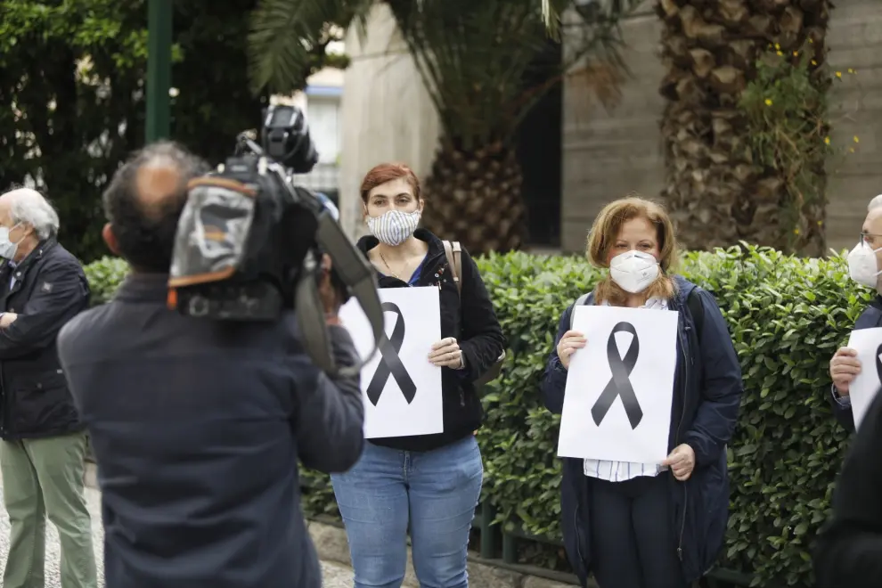En Zaragoza se han guardado dos minutos de silencio por los sanitarios fallecidos durante la crisis del coronavirus.
