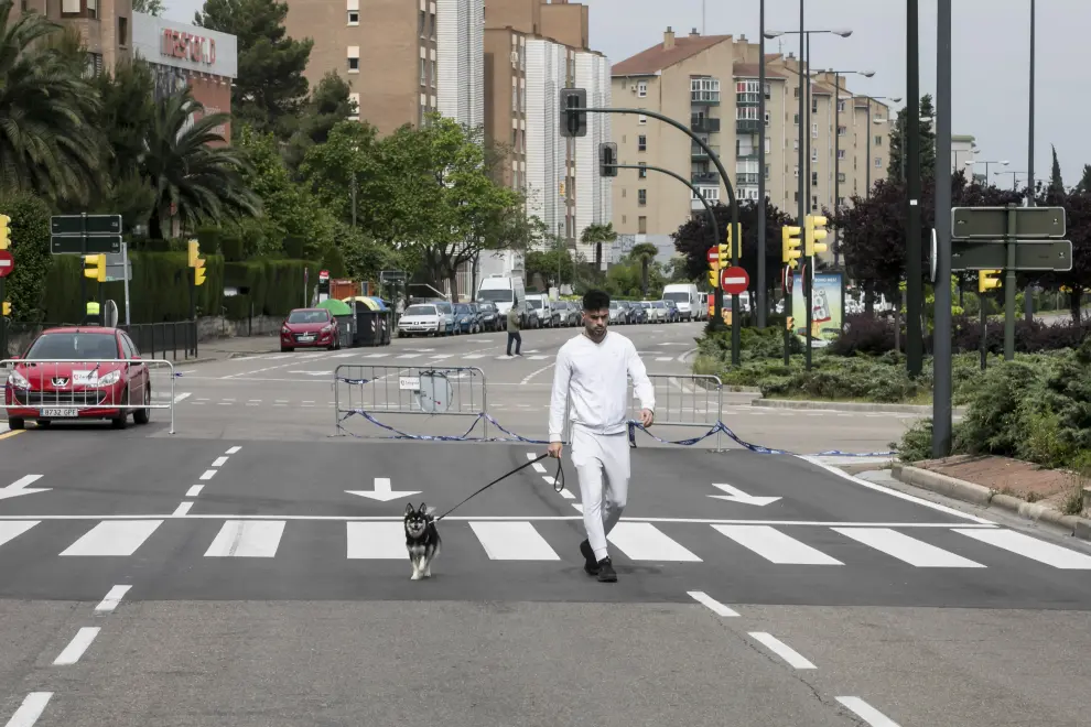 Algunas de las principales calles de Zaragoza se han peatonalizado este fin de semana para permitir la distancia de seguridad de los viandantes.
