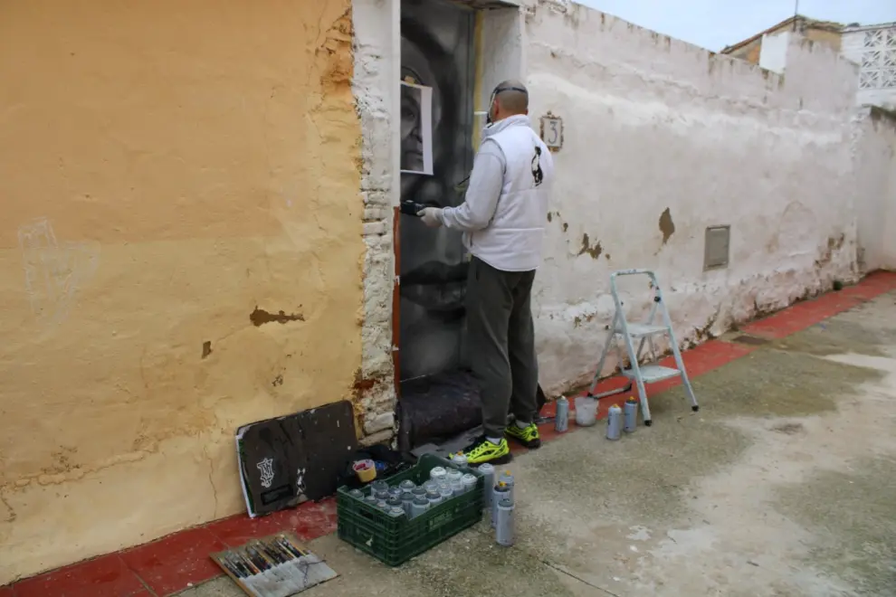 El artista Xolaka pinta la puerta dedicada a Rigoberta Menchú.