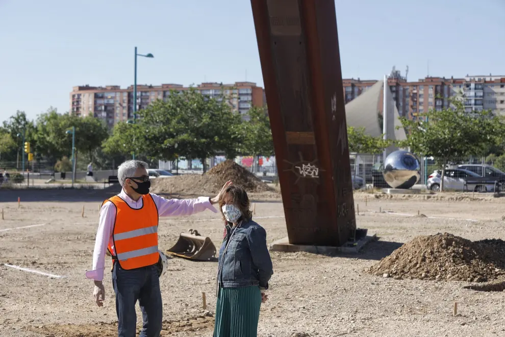 Obras de pavimentación de la plaza del gran reloj solar de Zaragoza