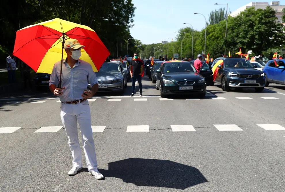 Supporters of Spain's far-right party Vox gather during a drive-in protest against the government's handling of the coronavirus disease (COVID-19) outbreak, in Malaga, southern Spain, May 23, 2020. REUTERS/Jon Nazca [[[REUTERS VOCENTO]]] HEALTH-CORONAVIRUS/SPAIN-PROTEST