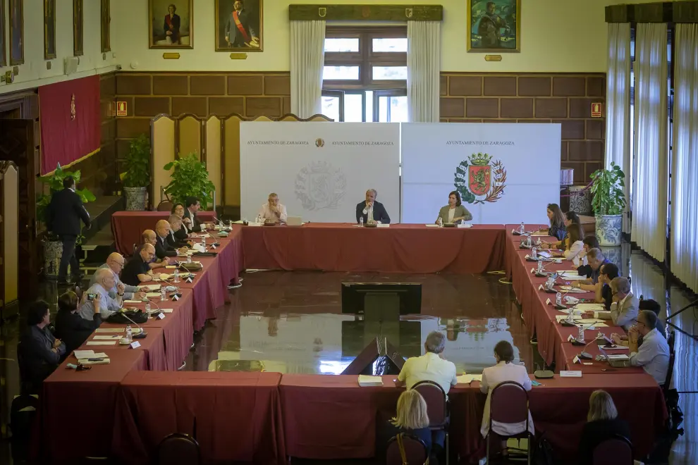Comisión por el Futuro de Zaragoza y rueda de prensa tras la reunión.