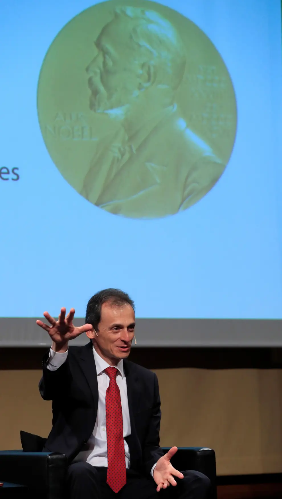 Pedro Duque en el acto de depósito de la medalla de Cajal