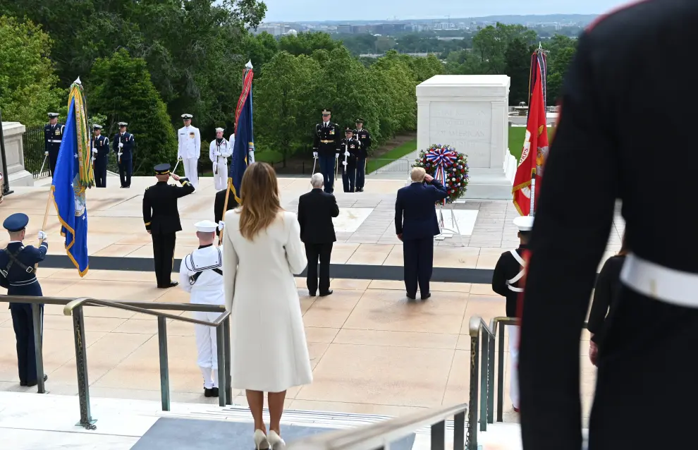 Arlington (United States), 25/05/2020.- US First Lady Melania Trump attends a Memorial Day wreath laying ceremony at Arlington National Cemetery, in Arlington, USA, 25 May 2020. (Estados Unidos) EFE/EPA/Chris Kleponis / POOL Trump and First lady celebrate Memorial Day