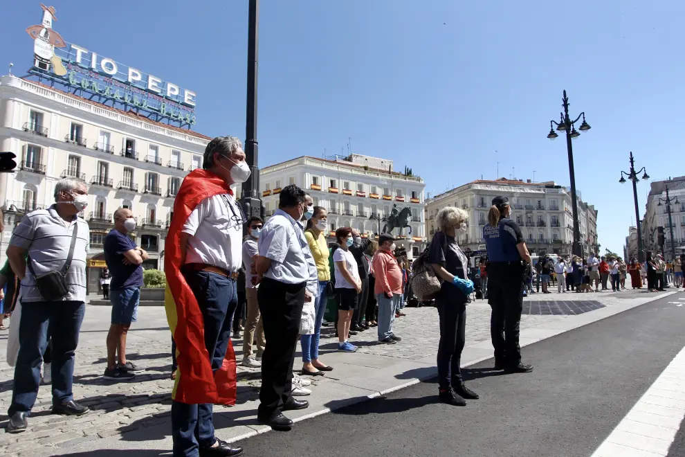 Luto nacional. Minuto de silencio en la Puerta del Sol de Madrid