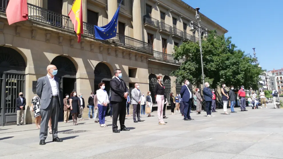 Minuto de silencio frente a la sede del Gobierno de Navarra.