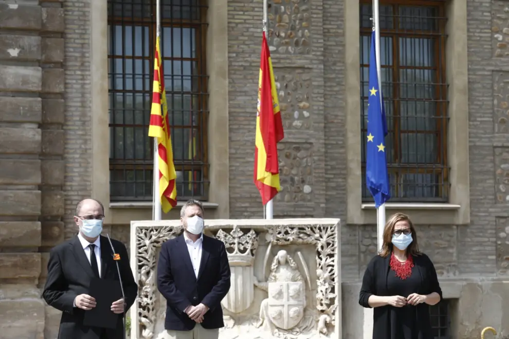 Minuto de silencio del Gobierno de Aragón en el edificio Pignatelli.