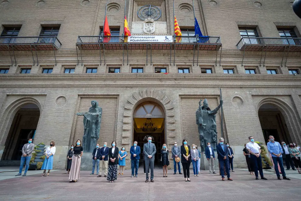Minuto de silencio por las víctimas del coronavirus en el Ayuntamiento de Zaragoza.