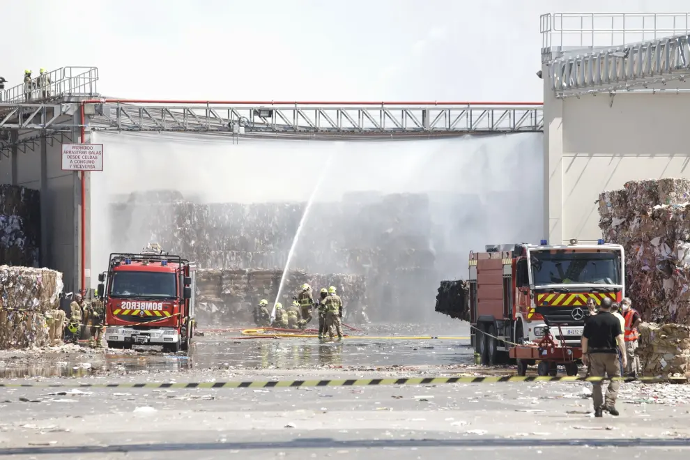 Incendio en una celda de almacenaje de papel de Saica en Zaragoza