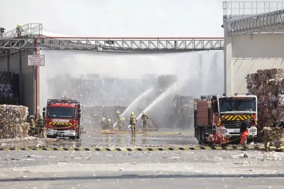 Incendio en una celda de almacenaje de papel de Saica en Zaragoza