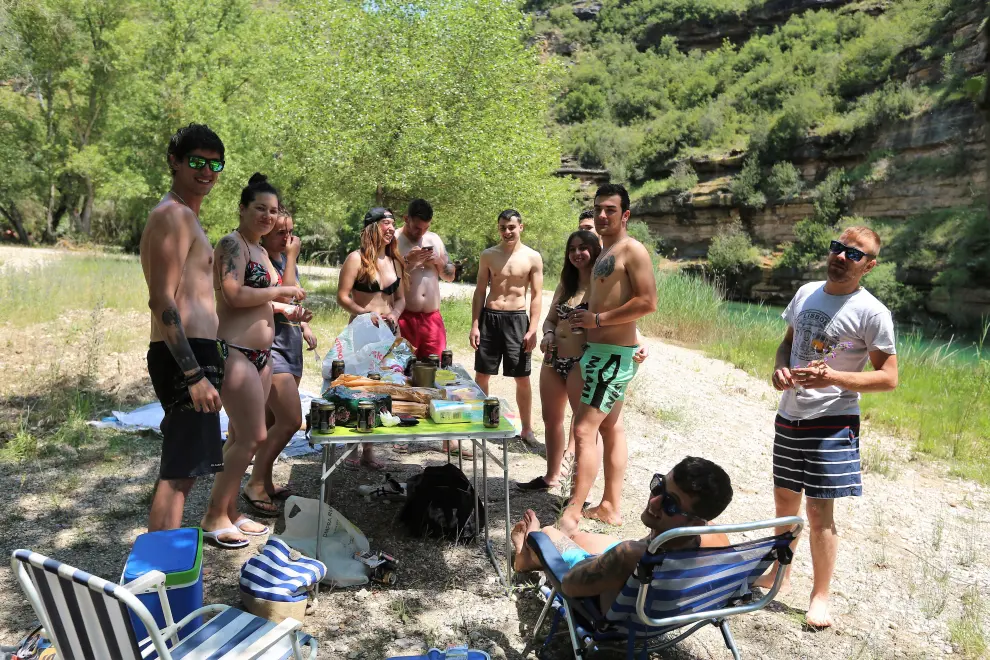 Bañistas en el Salto de Bierge (en el Alcanadre) este domingo.