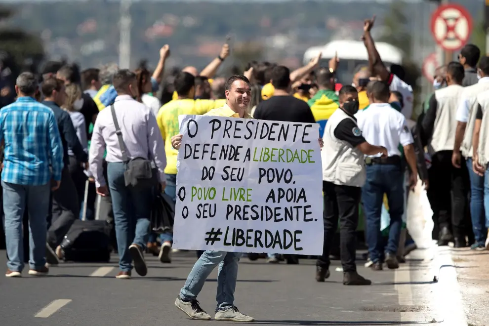 Bolsonaro se pasea a caballo entre miles de personas e ignora al coronavirus.