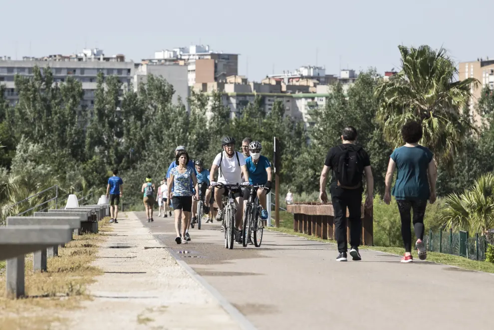 Las riberas del Ebro y el Parque del Agua de Zaragoza se han llenado de paseantes, deportistas, bicis y patines