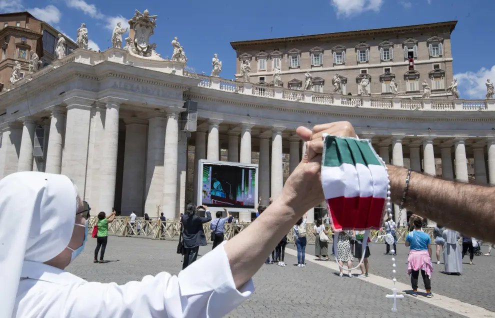 Vatican City (Vatican City State (holy See)), 31/05/2020.- A gel dispenser to be used prior to pass the security controls to enter Saint Peter's Square to attend Pope Francis' Regina Coeli Prayer at the Vatican, 31 May 2020. (Papa) EFE/EPA/ANSA/CLAUDIO PERI Pope Francis Regina Coeli Prayer