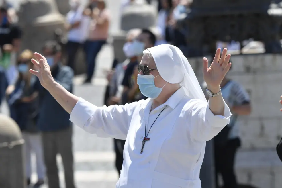 Vatican City (Vatican City State (holy See)), 31/05/2020.- A nun holds a face mask as Pope Francis leads the Regina Coeli Prayer in Saint Peter's Square at the Vatican 31 May 2020. (Papa) EFE/EPA/ANSA/CLAUDIO PERI Pope Francis Regina Coeli Prayer