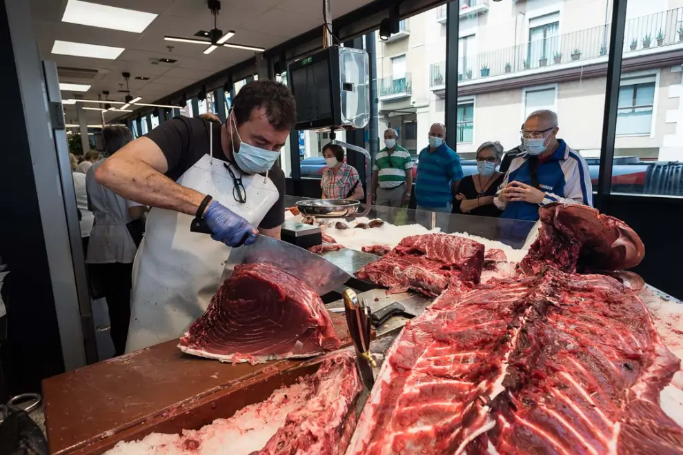 Un atún de 285 kilos recala en el Mercado Central de Zaragoza.