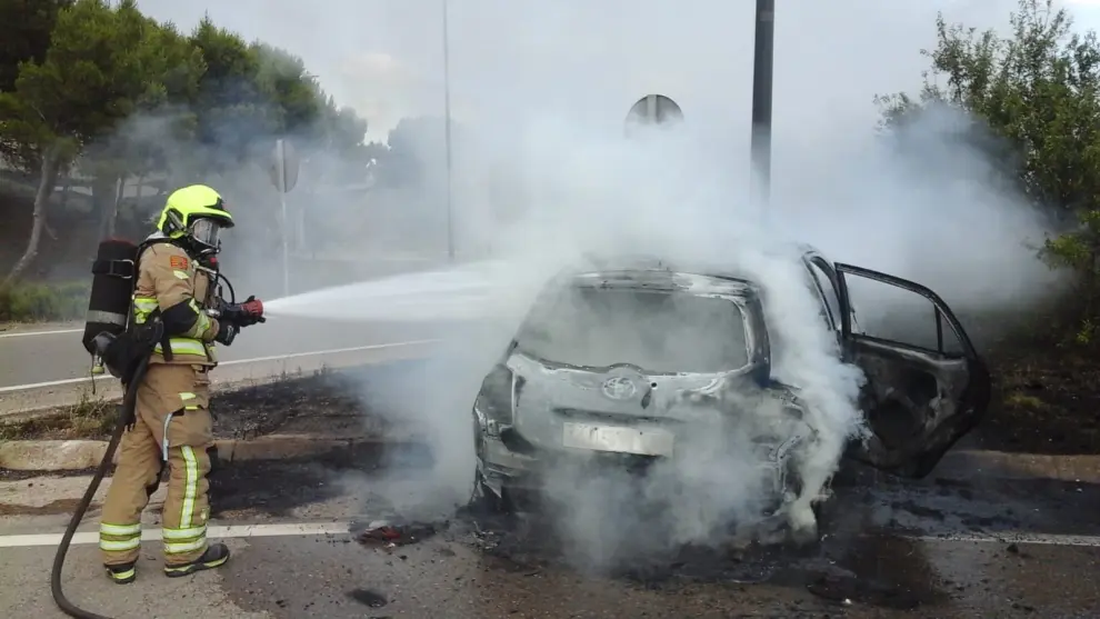 un coche se choca contra una farola y termina en llamas