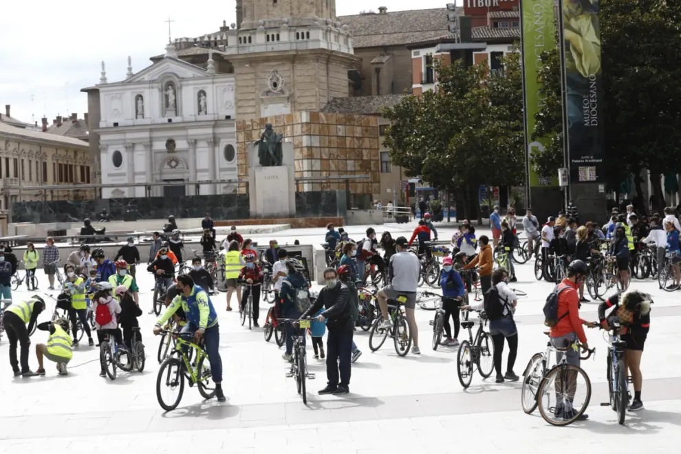 Decenas de ciclistas han recorrido las calles de Zaragoza esta mañana en el Día Mundial de la Bicicleta.