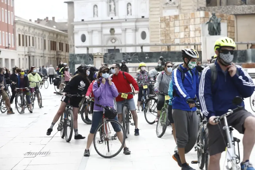 Decenas de ciclistas han recorrido las calles de Zaragoza esta mañana en el Día Mundial de la Bicicleta.