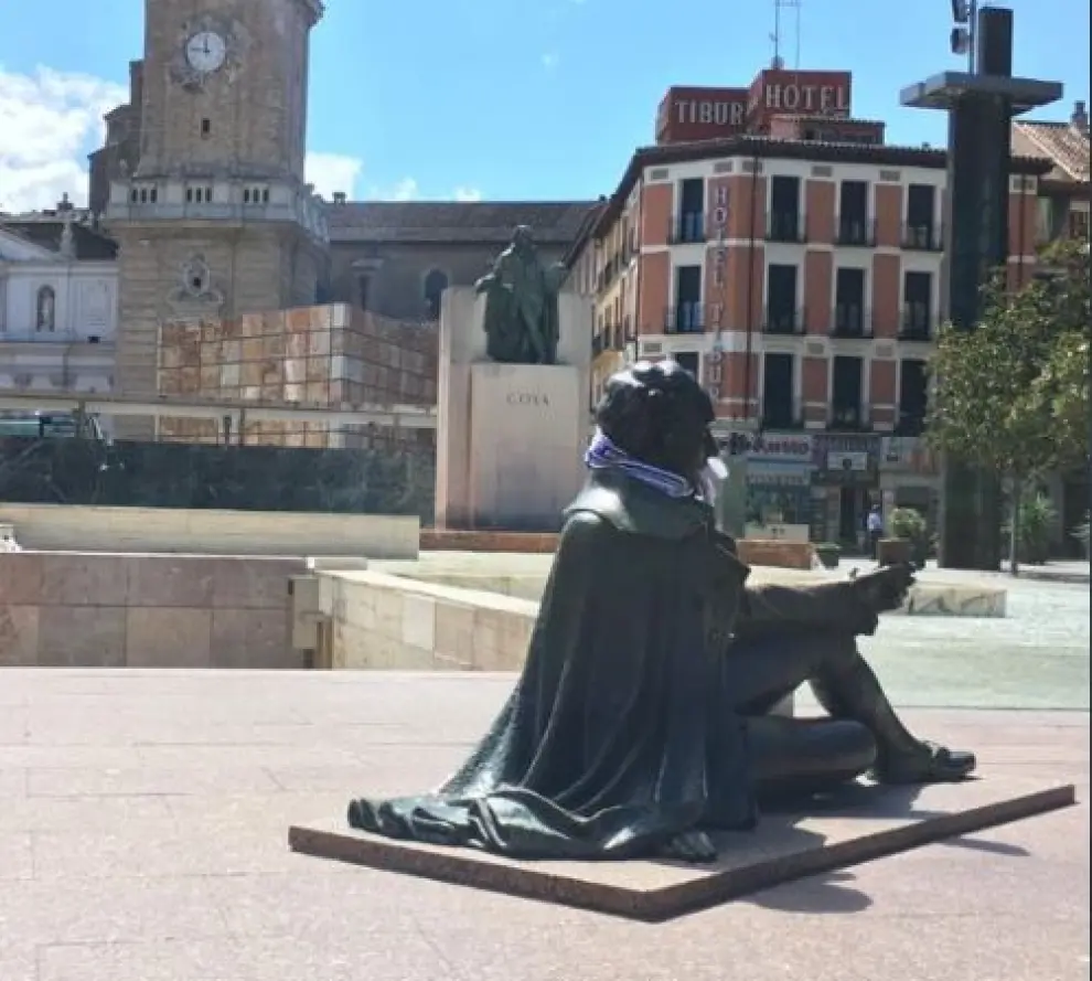 Las principales estatuas y esculturas de Zaragoza lucen los colores del R.Zaragoza.