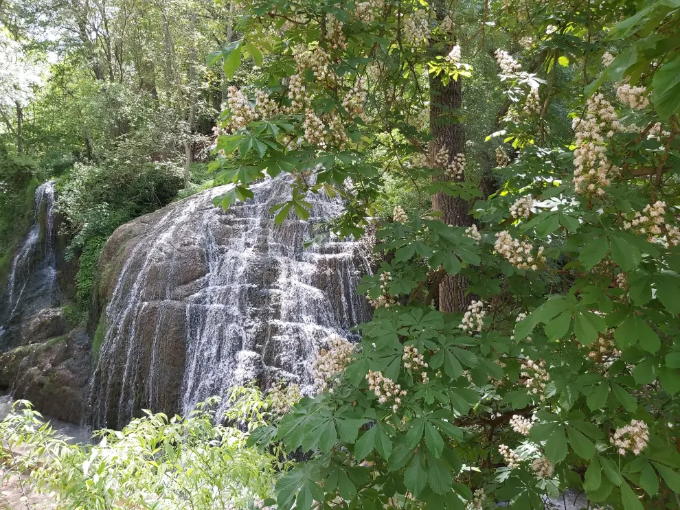 La cascada Iris se puede ver durante un paseo por el Monasterio de Piedra.