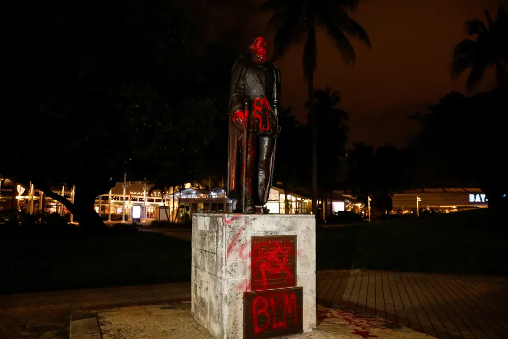 A vandalized statue of Christopher Columbus is seen at the Bayside Marketplace, after a protest against racial inequality in the aftermath of the death in Minneapolis police custody of George Floyd, in Downtown Miami, Florida, U.S., June 10, 2020. REUTERS/Marco Bello [[[REUTERS VOCENTO]]] MINNEAPOLIS-POLICE/MIAMI-STATUE