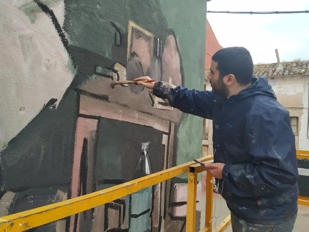 Alberto Montes, uno de los tres artistas con los dibujos que están realizando en las fachadas de Torrellas.