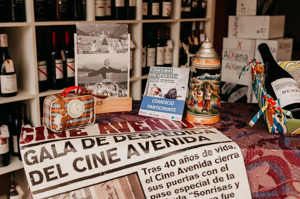Una decena de comercios oscenses han participado en el concurso de escaparates Cine Fantástico 'Nada es lo que parece', del Festival de Cine de Huesca.
