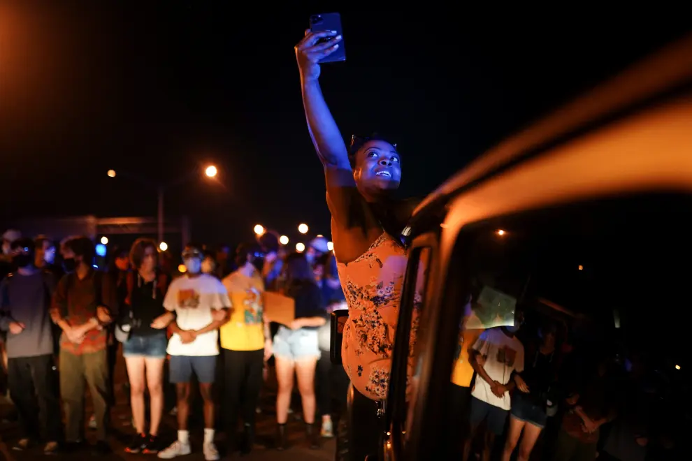 A woman uses a cell phone to live stream a protest against racial inequality and the police shooting death of Rayshard Brooks while sitting in her car window, in Atlanta, Georgia, U.S. June 13, 2020. REUTERS/Elijah Nouvelage [[[REUTERS VOCENTO]]] MINNEAPOLIS-POLICE/ATLANTA