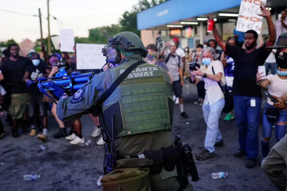 An Atlanta SWAT officer draws his weapon during a rally against racial inequality and the police shooting death of Rayshard Brooks, in Atlanta, Georgia, U.S. June 13, 2020. REUTERS/Elijah Nouvelage [[[REUTERS VOCENTO]]] MINNEAPOLIS-POLICE/ATLANTA