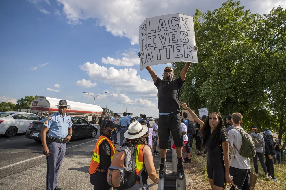 Atlanta (United States), 13/06/2020.- Protesters gather along the Interstate 75-85 Downtown Connector highway near the scene of an overnight Atlanta Police shooting which left a black man dead at a Wendy's restaurant in Atlanta, Georgia, USA, 13 June 2020. Atlanta Police Chief Erika Shields has stepped down in the wake of the shooting. The Georgia Bureau of Investigation is looking into the shooting of Rayshard Brooks, 27, after a reported struggle with officers ensued during which a Taser was used late 12 June 2020. (Protestas, Estados Unidos) EFE/EPA/ERIK S. LESSER Black man shot and killed during incident with the Atlanta Police Department