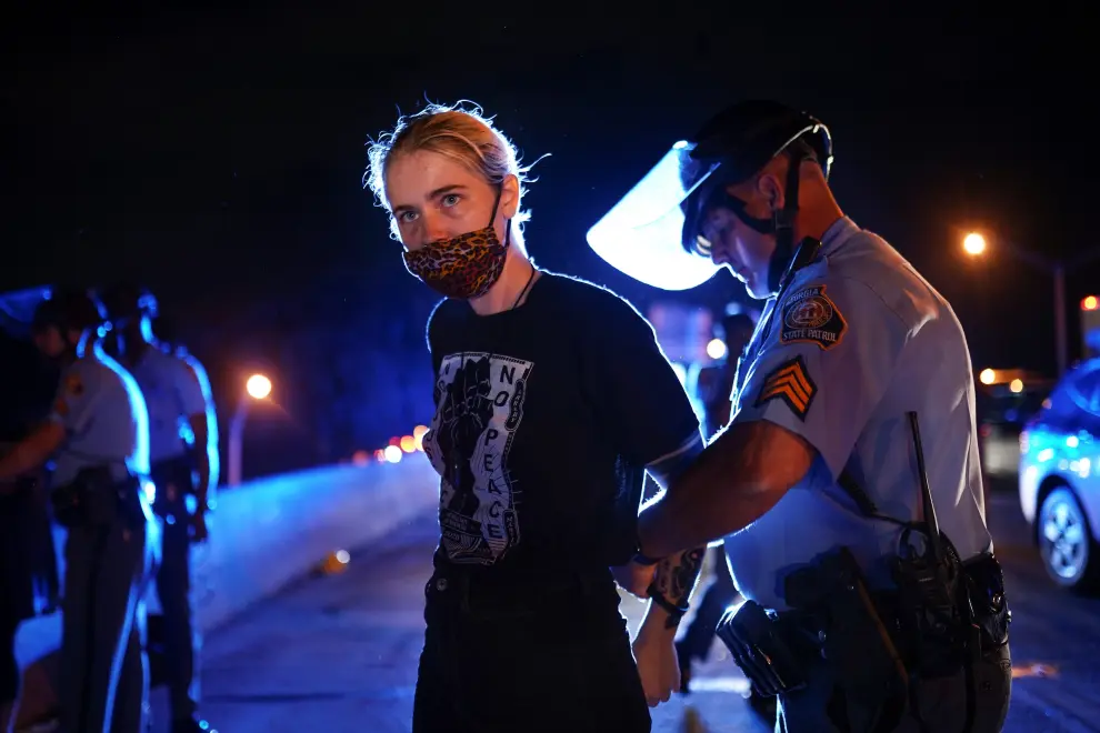 Police detain a protester for blocking traffic during a rally against racial inequality and the police shooting death of Rayshard Brooks, in Atlanta, Georgia, U.S. June 13, 2020. REUTERS/Elijah Nouvelage [[[REUTERS VOCENTO]]] MINNEAPOLIS-POLICE/ATLANTA