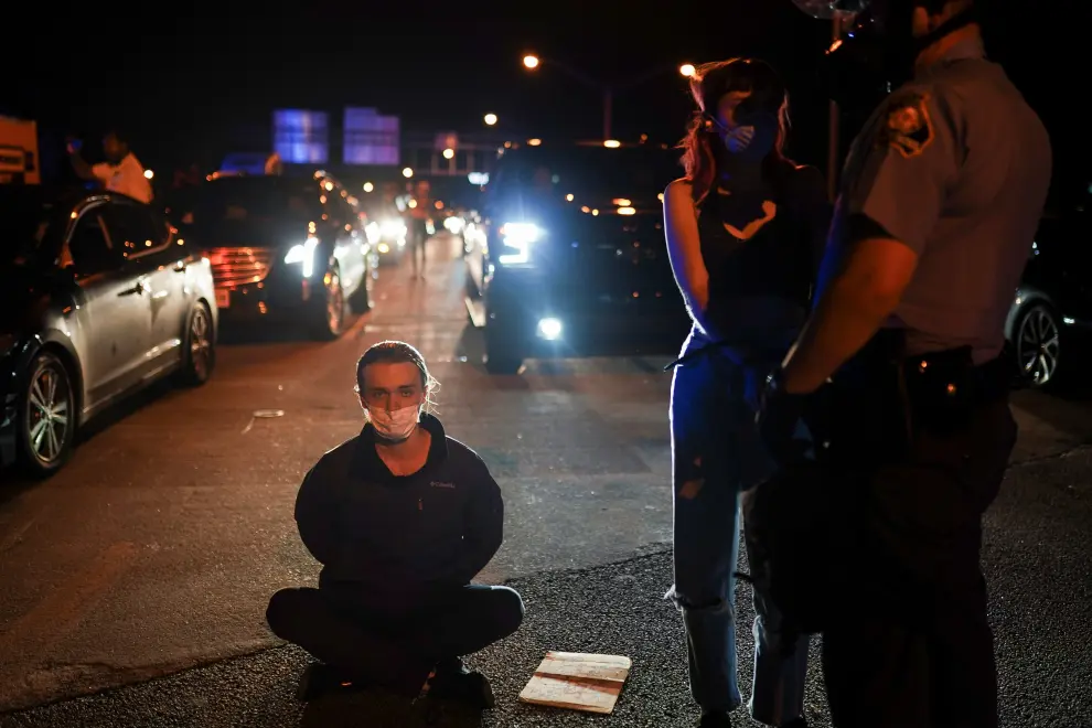 Police detain protesters for blocking traffic during a rally against racial inequality and the police shooting death of Rayshard Brooks, in Atlanta, Georgia, U.S. June 13, 2020. REUTERS/Elijah Nouvelage [[[REUTERS VOCENTO]]] MINNEAPOLIS-POLICE/ATLANTA