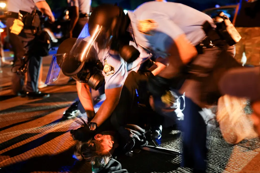 Police detain protesters for blocking traffic during a rally against racial inequality and the police shooting death of Rayshard Brooks, in Atlanta, Georgia, U.S. June 13, 2020. REUTERS/Elijah Nouvelage [[[REUTERS VOCENTO]]] MINNEAPOLIS-POLICE/ATLANTA