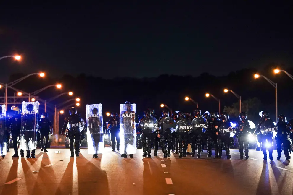 Police with riot shields advance to detain protesters for blocking traffic on a freeway during a rally against racial inequality and the police shooting death of Rayshard Brooks, in Atlanta, Georgia, U.S. June 13, 2020. REUTERS/Elijah Nouvelage [[[REUTERS VOCENTO]]] MINNEAPOLIS-POLICE/ATLANTA