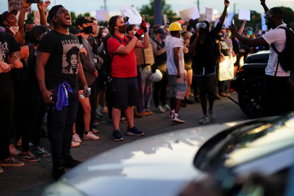 Protesters block a freeway during a rally against racial inequality and the police shooting death of Rayshard Brooks, in Atlanta, Georgia, U.S. June 13, 2020. REUTERS/Elijah Nouvelage [[[REUTERS VOCENTO]]] MINNEAPOLIS-POLICE/ATLANTA