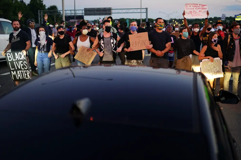 Protesters block a freeway during a rally against racial inequality and the police shooting death of Rayshard Brooks, in Atlanta, Georgia, U.S. June 13, 2020. REUTERS/Elijah Nouvelage [[[REUTERS VOCENTO]]] MINNEAPOLIS-POLICE/ATLANTA