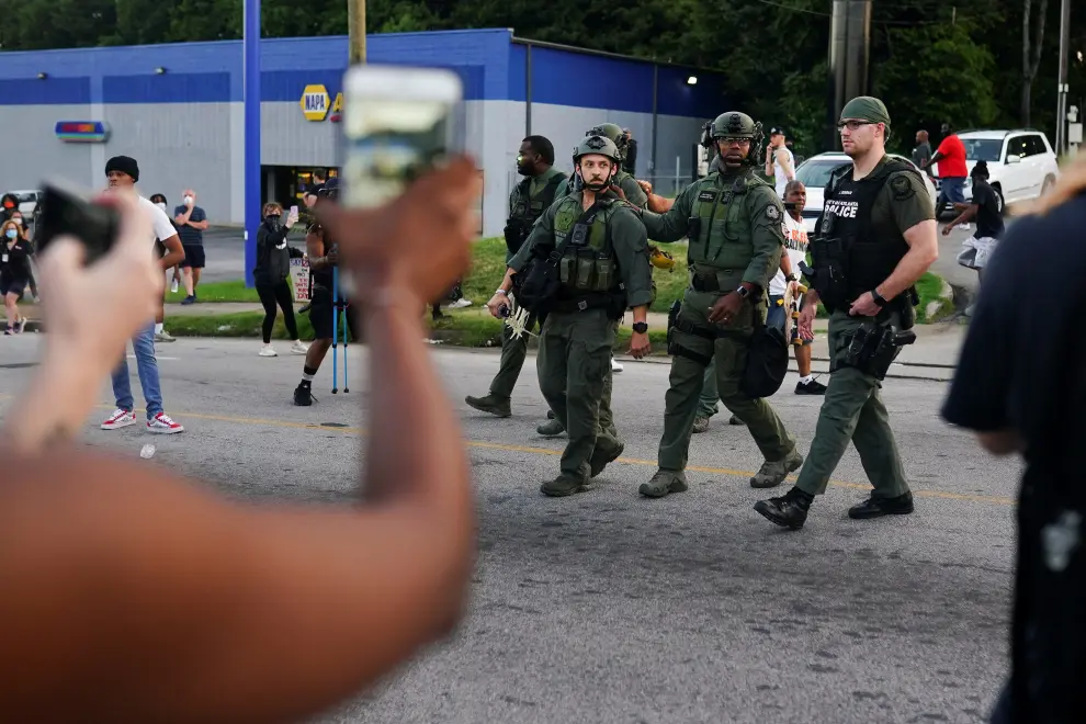 Protesters film an interaction with a Georgia State Patrol officer during a rally against racial inequality and the police shooting death of Rayshard Brooks, in Atlanta, Georgia, U.S. June 13, 2020. REUTERS/Elijah Nouvelage [[[REUTERS VOCENTO]]] MINNEAPOLIS-POLICE/ATLANTA