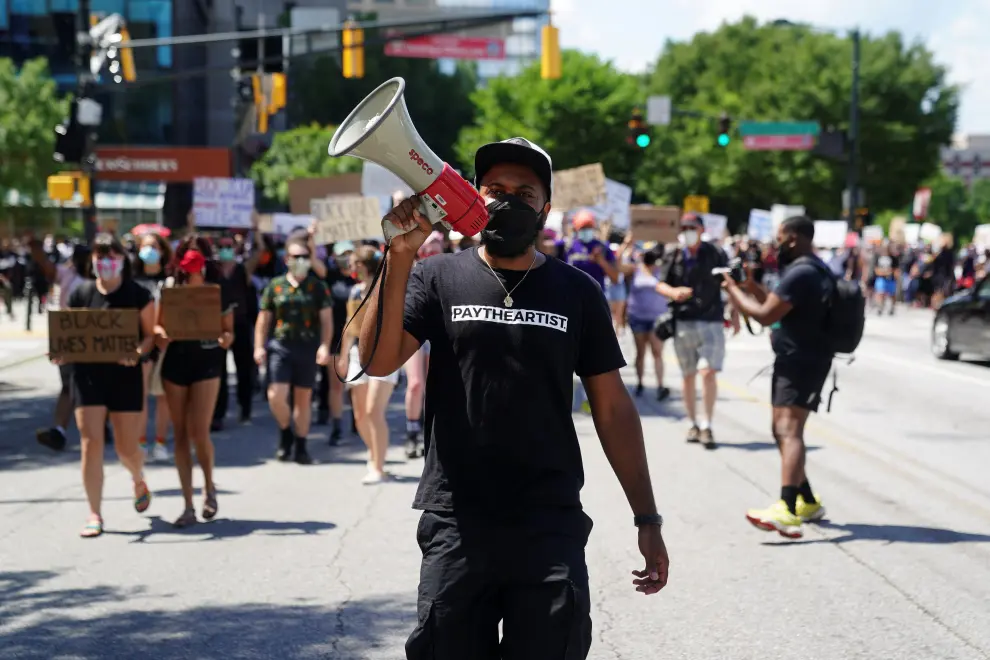 Protesters film the police while blocking traffic on a freeway during a rally against racial inequality and the police shooting death of Rayshard Brooks, in Atlanta, Georgia, U.S. June 13, 2020. REUTERS/Elijah Nouvelage [[[REUTERS VOCENTO]]] MINNEAPOLIS-POLICE/ATLANTA