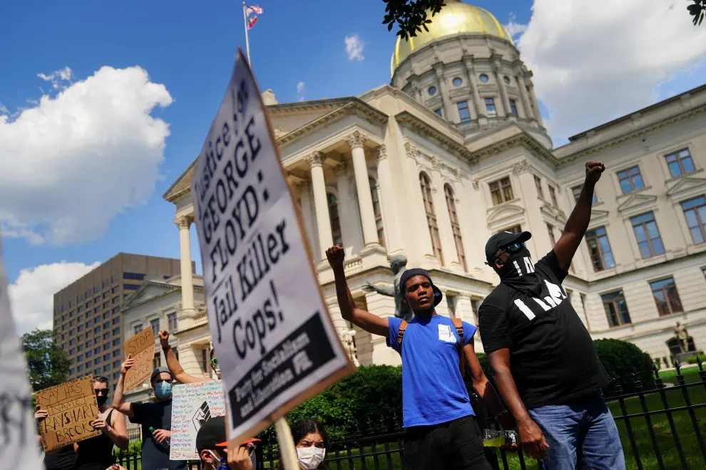 Protesters rally against racial inequality and the police shooting death of Rayshard Brooks, in Atlanta, Georgia, U.S. June 13, 2020. REUTERS/Elijah Nouvelage [[[REUTERS VOCENTO]]] MINNEAPOLIS-POLICE/ATLANTA