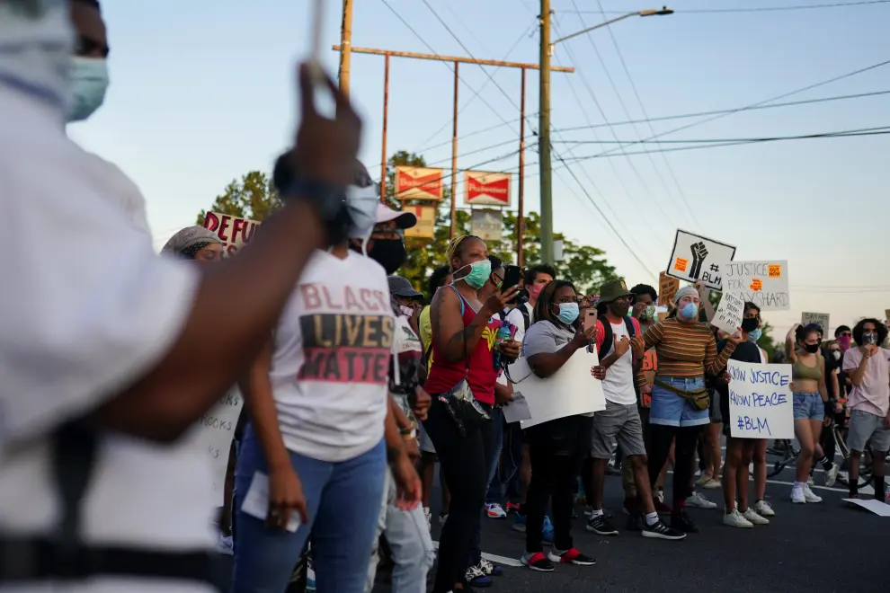 Protesters rally against racial inequality and the police shooting death of Rayshard Brooks, in Atlanta, Georgia, U.S. June 13, 2020. REUTERS/Elijah Nouvelage [[[REUTERS VOCENTO]]] MINNEAPOLIS-POLICE/ATLANTA