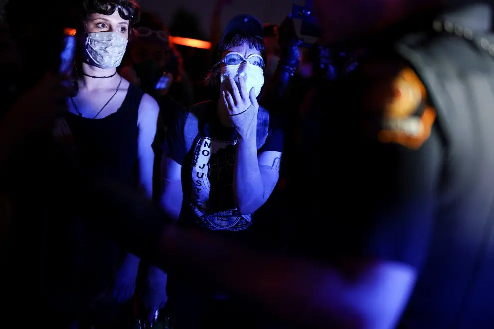 Protesters speak with police while blocking traffic on a freeway during a rally against racial inequality and the police shooting death of Rayshard Brooks, in Atlanta, Georgia, U.S. June 13, 2020. REUTERS/Elijah Nouvelage [[[REUTERS VOCENTO]]] MINNEAPOLIS-POLICE/ATLANTA
