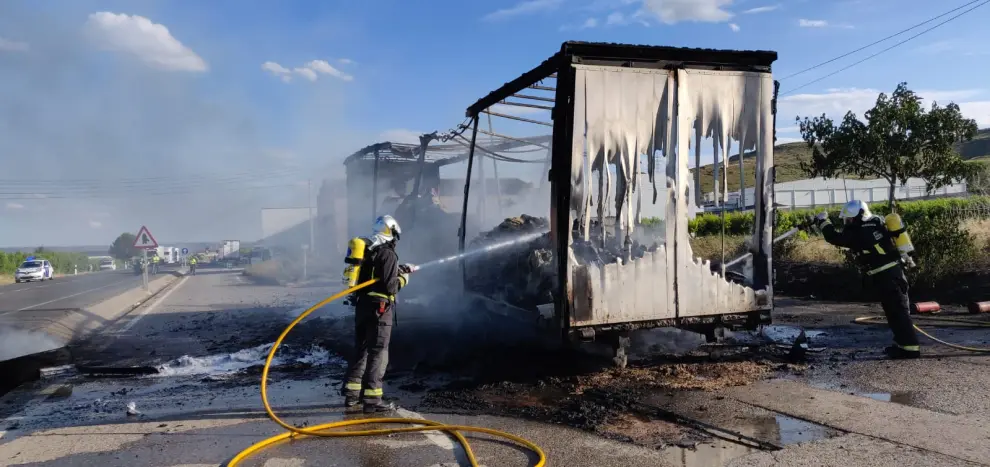Los bomberos del Bajo Cinca sofocan el incendio de un camión en la N-211 en Fraga