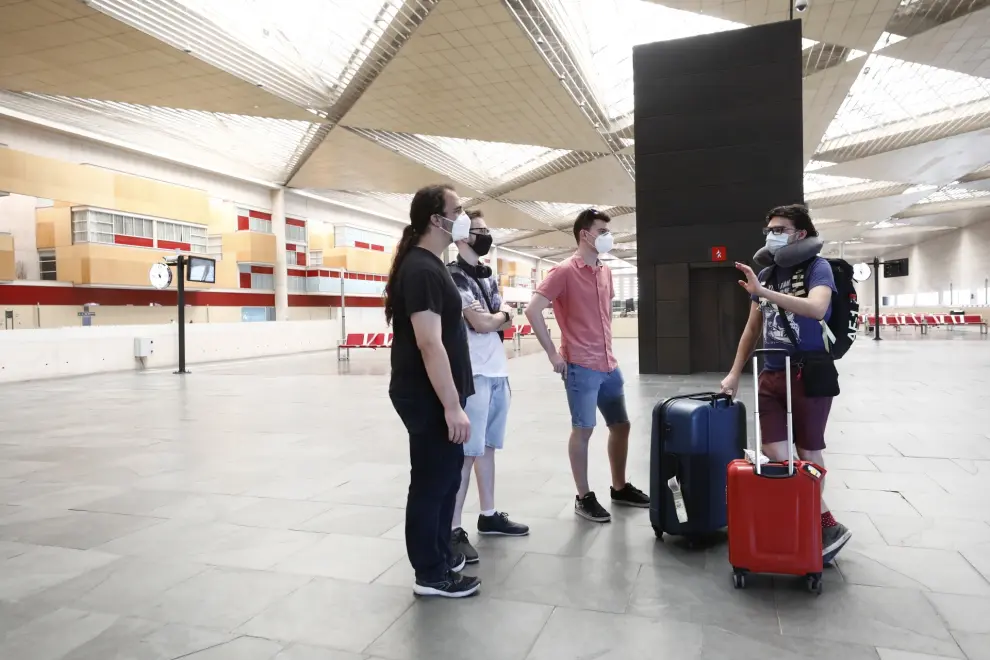 El ingeniero zaragozano Héctor Ochoa ha vuelto este miércoles a su ciudad después de tres meses atrapado por la pandemia en Trebisonda (Turquía). Así ha vivido la "nueva normalidad" en el aeropuerto de Barcelona.