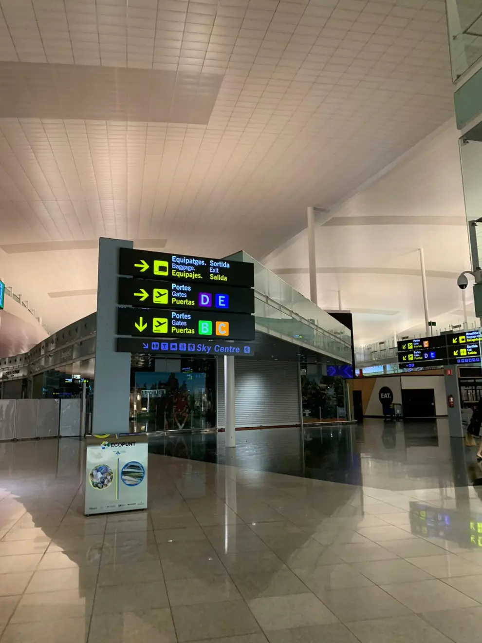 El ingeniero zaragozano Héctor Ochoa ha vuelto este miércoles a su ciudad después de tres meses atrapado por la pandemia en Trebisonda (Turquía). Así ha vivido la "nueva normalidad" en aeropuertos y estaciones de tren.