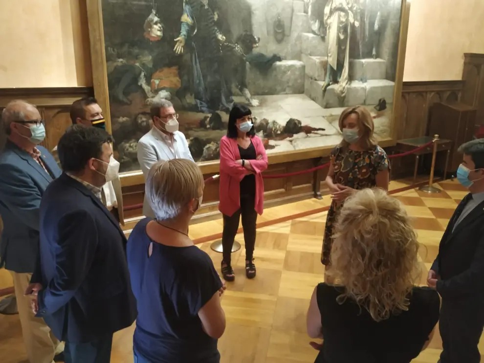 Pilar Alegría ha visitado este miércoles Huesca. En la imagen, con miembros de la corporación en el salón del Justicia.
