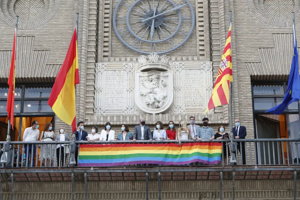 Colocación de la pancarta con los colores del movimiento LGTBI en Zaragoza