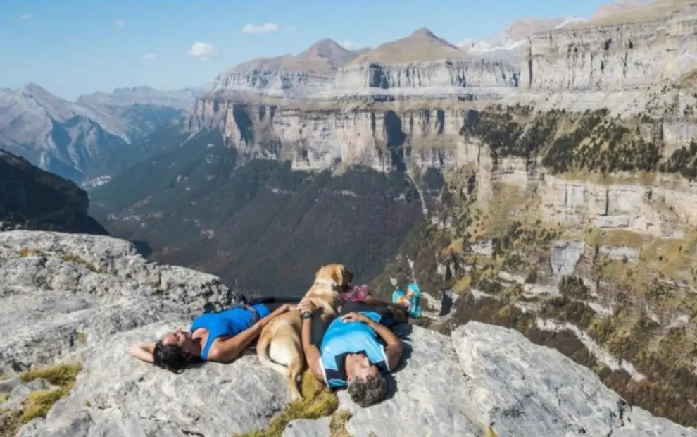 Una pareja y su perro, en lo alto del valle de Ordesa.